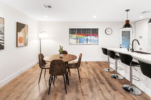 Dining - Modern Retreat Near Old Town (Scottsdale)