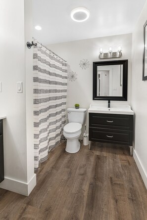 Combined shower/tub, bidet - Modern Retreat Near Old Town (Scottsdale)