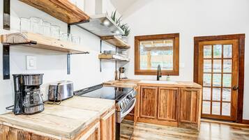 Jääkaappi, uuni, liesi, kahvin-/teenkeitin