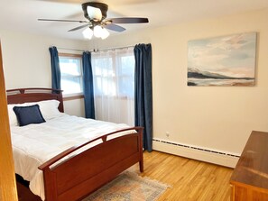 3 soverom, skrivebord, strykejern/-brett og reiseseng for barn