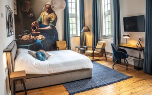 Decoración personalizada, escritorio y espacio para trabajar con laptop 