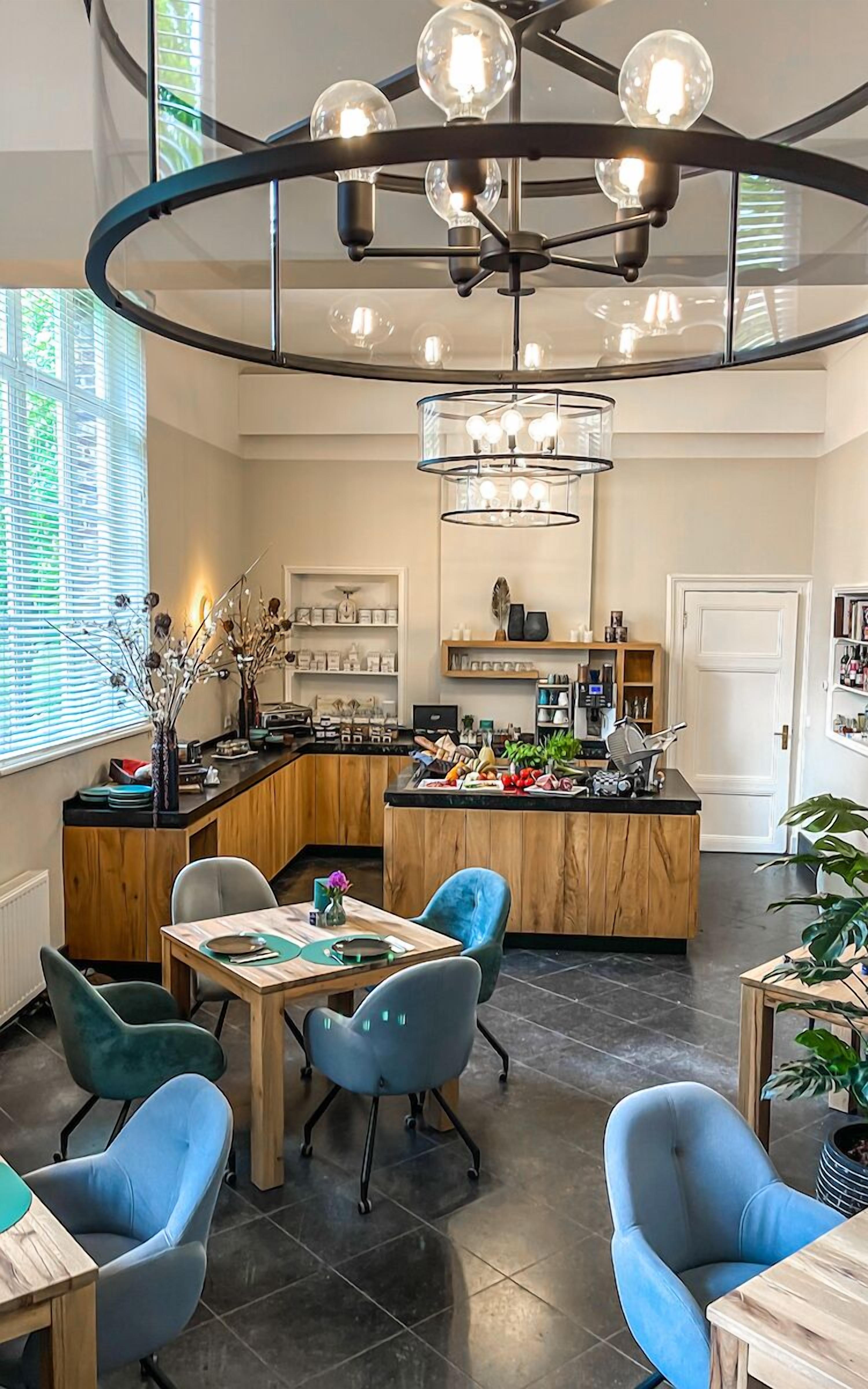 Café da manhã completo grátis todos os dias