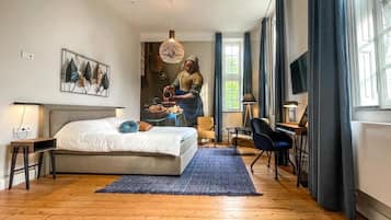 Habitación doble Deluxe | Decoración personalizada, escritorio y espacio para trabajar con laptop
