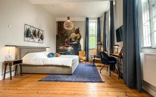 Decoración personalizada, escritorio y espacio para trabajar con laptop 