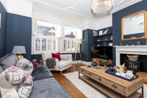 TV, offices - Gorgeous 3BD Home in Quaint Southfields! (London)