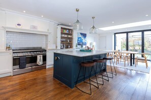 ثلاجة، فرن، موقد طهي مسطح، غسالة أطباق