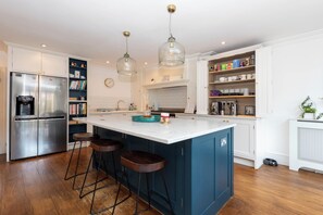 Fridge, oven, stovetop, dishwasher - Gorgeous 3BD Home in Quaint Southfields! (London)