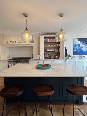 ثلاجة، فرن، موقد طهي مسطح، غسالة أطباق