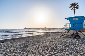 Sur la plage, chaise longue, serviettes de plage