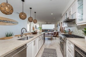 Frigorifero, microonde, forno, piano cottura