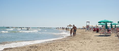 Ligstoelen aan het strand