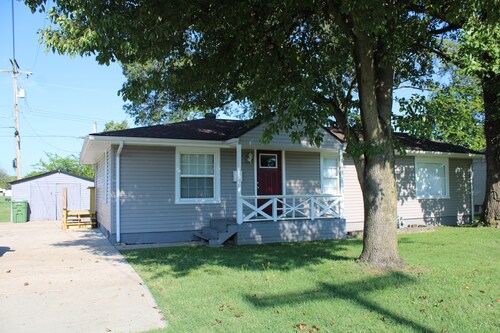 Centrally located 3 bdrm 2 bath quaint house with a yard. Pet friendly.