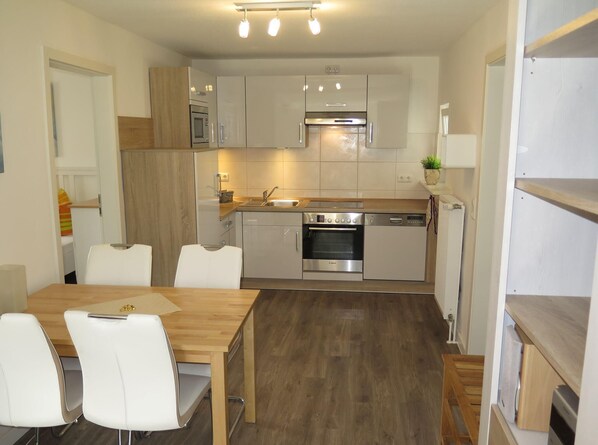 Kühlschrank, Mikrowelle, Ofen, Herdplatte