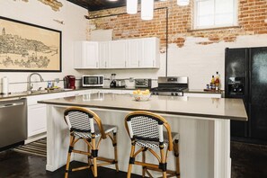 冰箱、微波炉、烤箱、炉灶