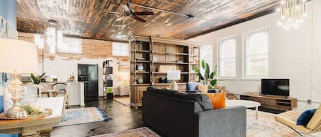 TV connectée, livres, espaces bureaux