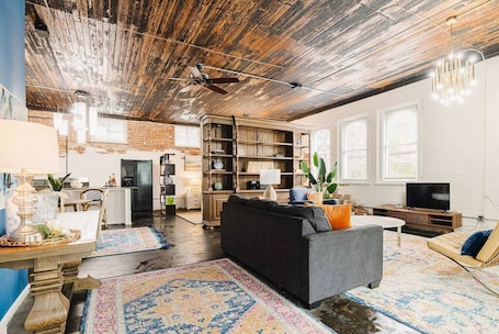 スマートテレビ、書庫、書斎 / ワークスペース. The Carriage House Loft at Marion Hall Mansion