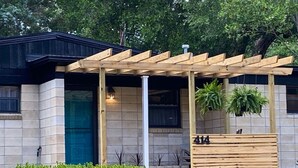 A house with a covered porch, a number '14' bench, and a green door. - Gator Getaway ~ close to UF & hospitals (Gainesville)