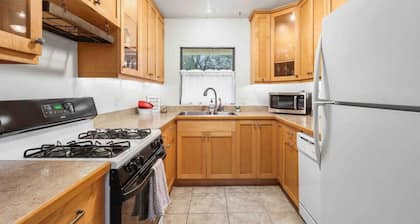 Gator Getaway ~ quiet & pet friendly