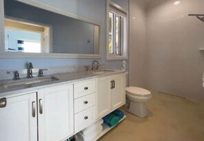 Douche, sèche-cheveux, serviettes fournies, savon