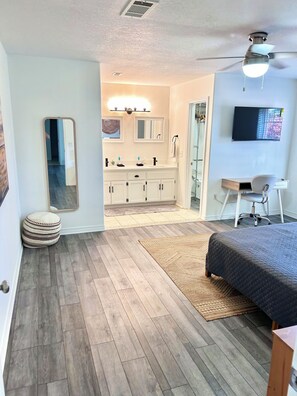 3 bedrooms, in-room safe, desk, iron/ironing board