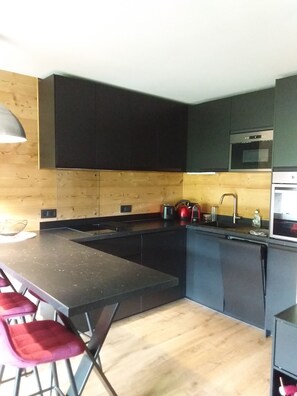 ثلاجة، ميكروويف، فرن، موقد طهي مسطح