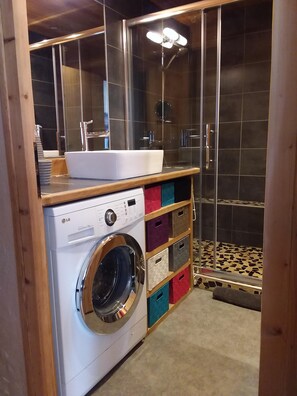 Chuveiro, secador de cabelo, toalhas de banho, papel higiênico