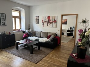 Fernseher, DVD-Player, Bücher, Musikbibliothek