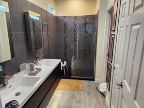 Ensemble douche/baignoire, sèche-cheveux, bidet, serviettes fournies