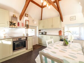 Fridge, dishwasher, electric kettle, toaster - Larch Barn (Helston)