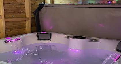 Newly refurbished spacious town house with HOT TUB