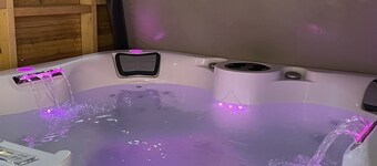 Newly refurbished spacious town house with HOT TUB