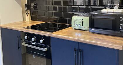 Newly refurbished spacious town house with HOT TUB