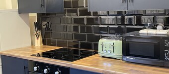 Newly refurbished spacious town house with HOT TUB