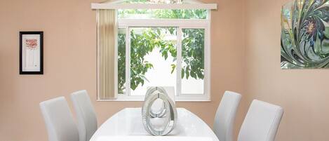 Hus - flere senge - adgang til pool | Spiseområde