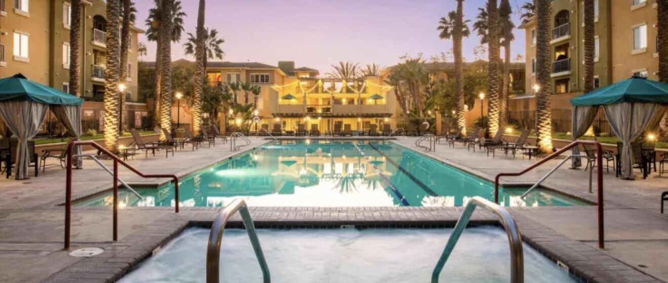 Utomhuspool och uppvärmd pool