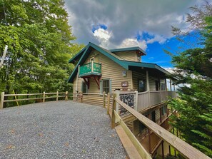 Exterior - Bear Cave (Gatlinburg)
