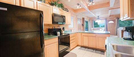 Baita, letti multipli, idromassaggio, vista montagna | Cucina privata | Frigorifero, microonde, forno, piano cottura