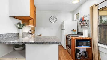 Réfrigérateur, micro-ondes, plaque de cuisson, cafetière/bouilloire