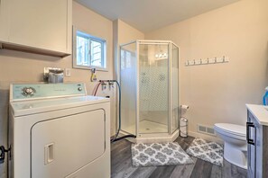 Hair dryer, towels - 'Hedge House': Just 4 miles to Notre Dame! (Granger)