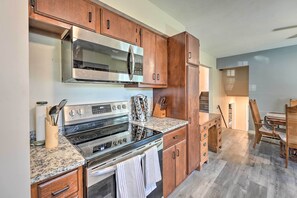 Fridge, microwave, stovetop, dishwasher - 'Hedge House': Just 4 miles to Notre Dame! (Granger)