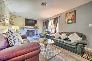 TV, fireplace, DVD player - 'Hedge House': Just 4 miles to Notre Dame! (Granger)