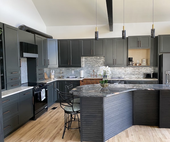 Refrigerador, microondas, horno y parrilla de estufa