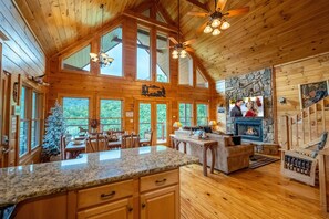 Fridge, microwave, oven, stovetop - Ali's Dream (Sevierville)