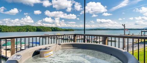 Vila, 1 Tempat Tidur King, hot tub, pemandangan gunung | Bathtub spa outdoor