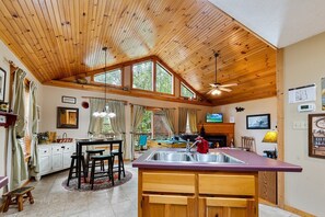 Cabaña, varias camas, hidromasaje | Interior