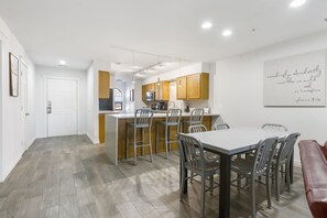 Dining - 2 bedroom, 2 bath ground floor condo with indoor pool minutes from Branson strip (Branson)