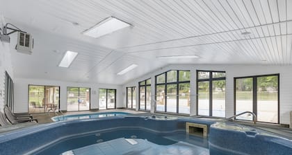 2 bedroom, 2 bath ground floor condo with indoor pool minutes from Branson strip