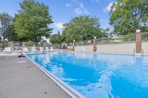 Alberca techada y alberca al aire libre