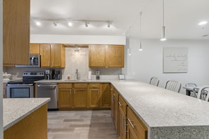 Fridge, microwave, oven, stovetop - 2 bedroom, 2 bath ground floor condo with indoor pool minutes from Branson strip (Branson)
