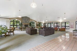 Interior - 2 bedroom, 2 bath ground floor condo with indoor pool minutes from Branson strip (Branson)